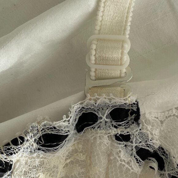 Vintage Made in Canada white lace corset - Picture 9 of 9